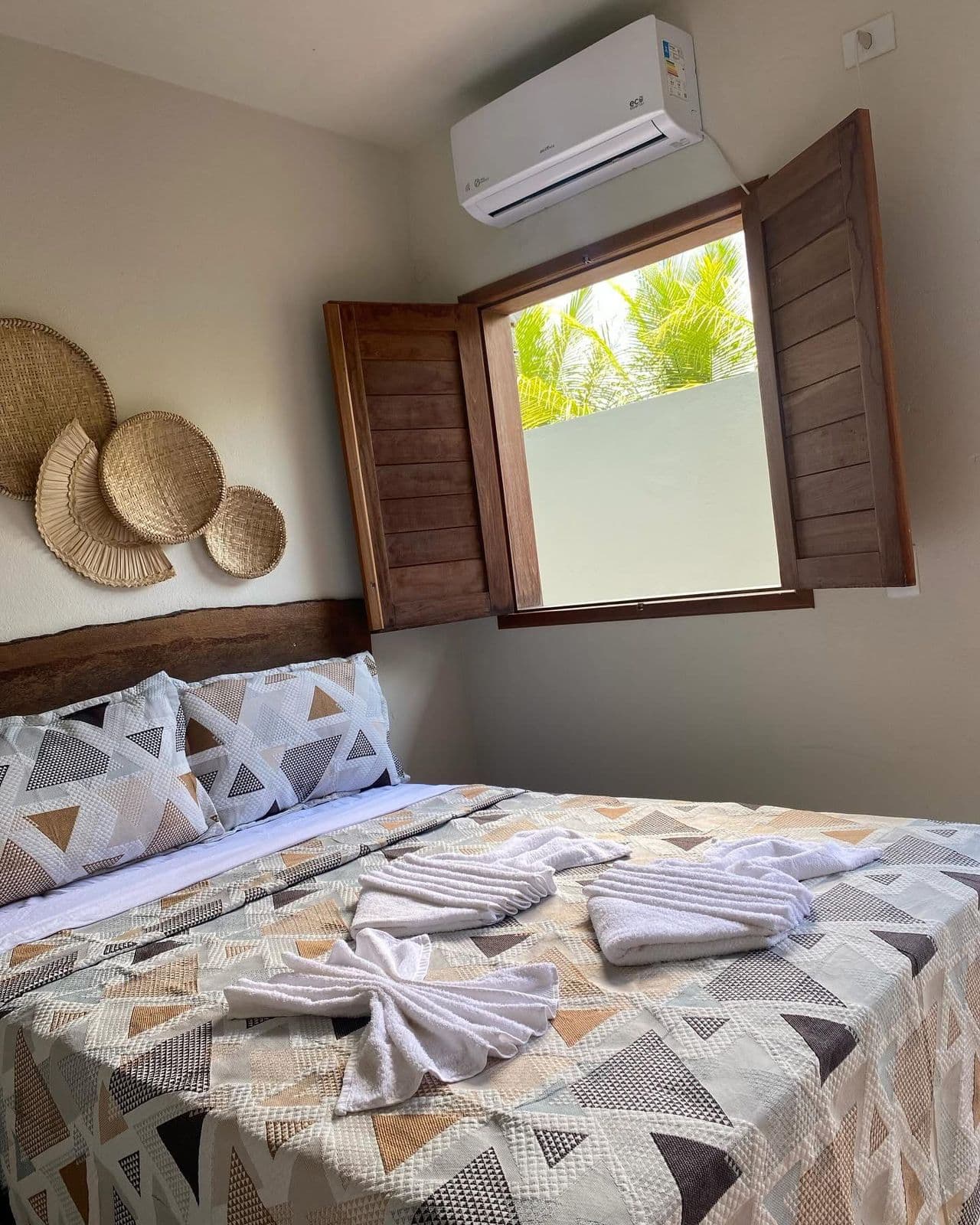 Quarto casal da Pousada dBoa com janela e ar-condicionado